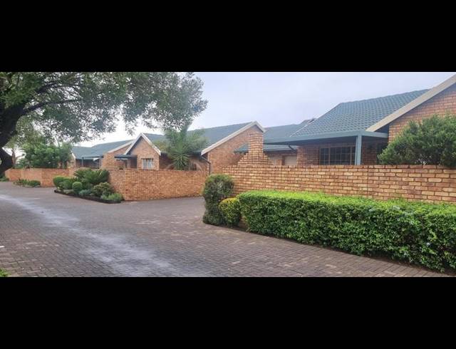 3 BEDROOM TOWNHOUSE FOR SALE IN AMBERFIELD